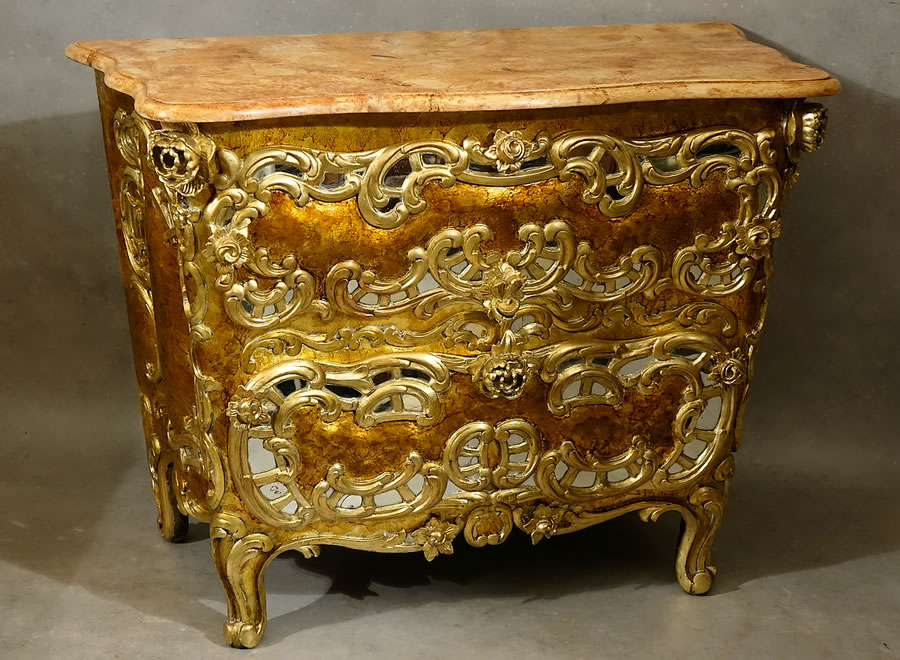 Commode vernie a mecca et dorée à plateau en faux marbre rouge de Vérone